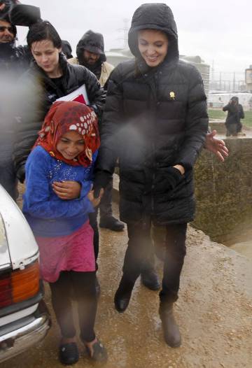 Angelina Jolie junto a refugiados sirios en una visita como embajadora de las Naciones Unidas.