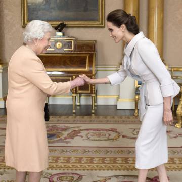 La Reina Isabel II y Angelina Jolie en la entrega del título honorífico de dama de honor.