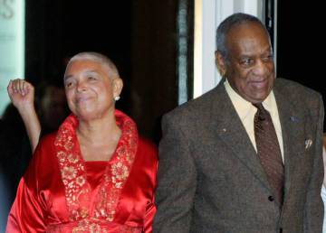 Bill Cosby y su mujer, Camille Cosby, cuando fue a declarar en un juicio en febrero.