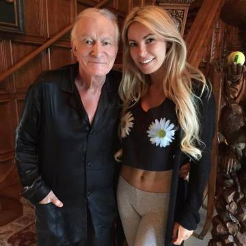 Hugh Hefner posa con una de las chicas Playboy en 2015.
