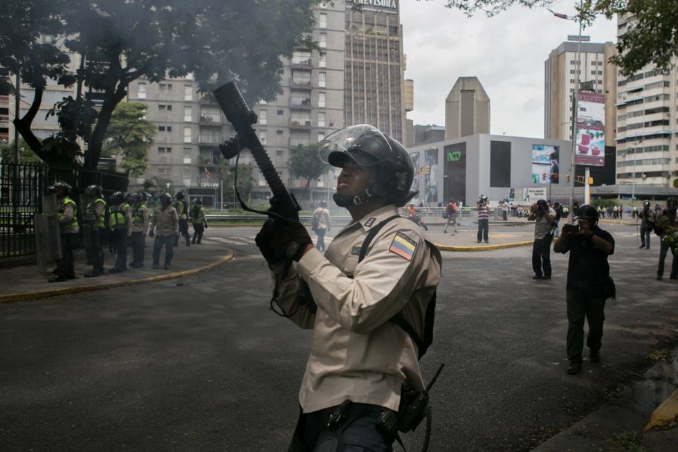 La policía impide que una marcha de la oposición venezolana llegue al centro de Caracas. 