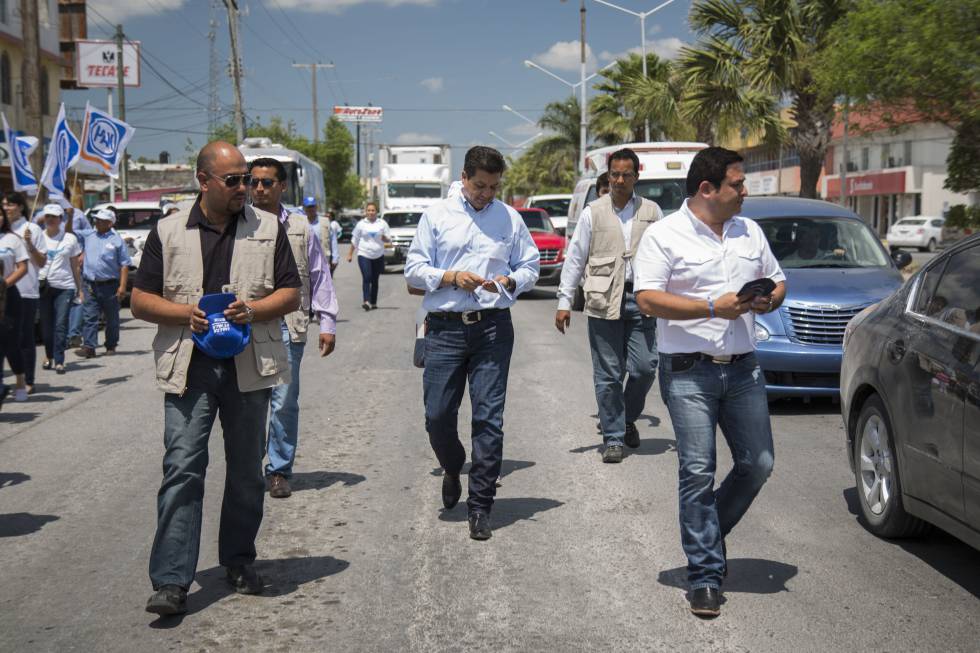 El aspirante del PAN a Tamaulipas, Francisco García, rodeado de guardaespaldas. 