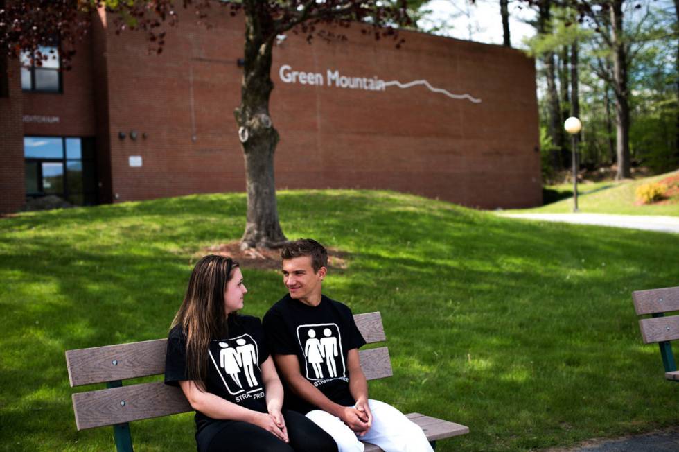 Mariah Lique y Tanner Bischofberger visten camisetas del 
