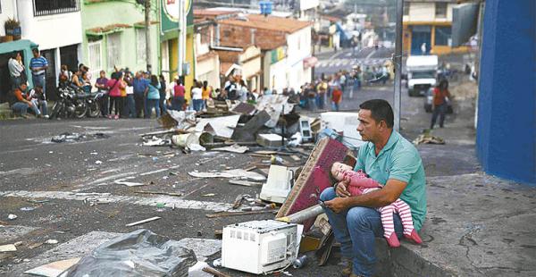 En lugarea como Táchira la oposición se ha fortalecido. Las filas para conseguir alimento son extensas