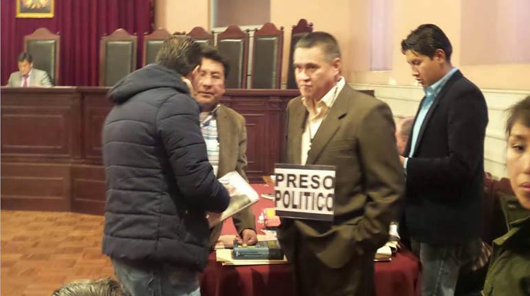 Eduardo León (centro) junto a sus abogados, ayer en el Juzgado Tercero de Instrucción Penal de La Paz. | El Deber