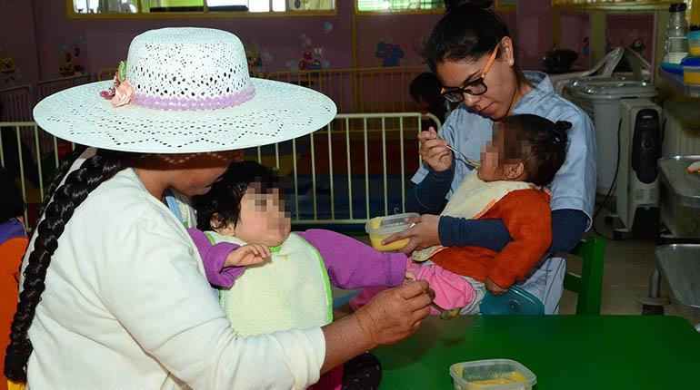 Una madre y una enfermera alimentan a los niños con desnutrición internados en el Centro de Nutrición Albina I Patiño con una sopa de verduras a la hora del almuerzo. La dieta es similar en las otras meriendas. | Hernán Andia