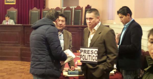 El abogado de la expareja de Evo Morales, Eduardo León, asistió a su audiencia cautelar con un letrero
