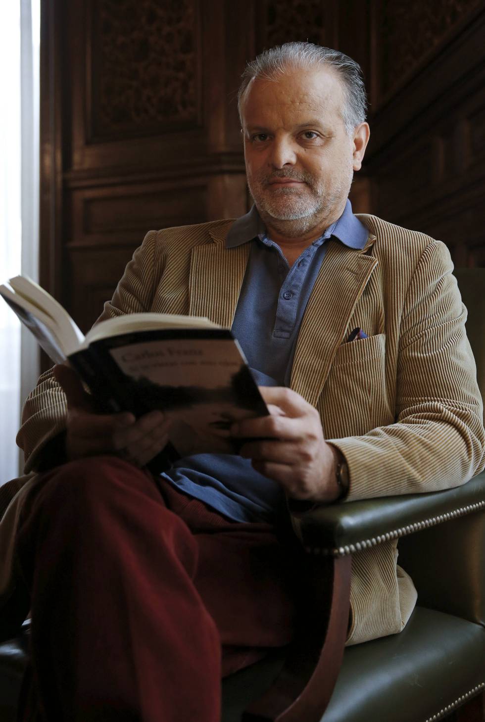 El escritor Carlos Franz posa con su libro 