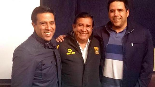 César Farías (Izq.) y César Salinas (centro) tuvieron una extensa reunión este miércoles. Su hermano Daniel Farías (Dcha.) lo acompaña siempre. Foto: El Diario %image_alt%