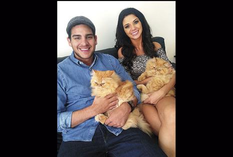Viven juntos y tienen dos gatos: Garfield y Gokú