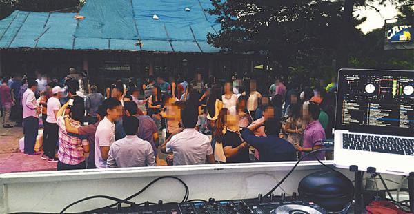 escenarios distintos para evitar los controles optan por irse a casas de familia A la semana se realizan al menos cuatro ‘confra’ de adolescentes. Las peleas y el trago son normales