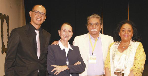 El representante del Ministerio de Culturas, Edson Hurtado, con Sarah Mansilla, Homero Carvalho y Betty Tejada