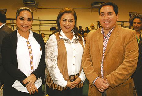 El alcalde de San José de Chiquitos, Germaín Caballero acompañado de Lorena y Elizabeth Saavedra