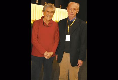 El muralista Lorgio Vaca junto a su amigo Franz Kunz