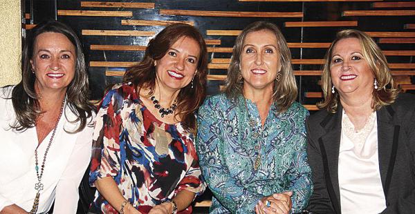 Las amigas Dione Dalsasso, Elizabeth Amaral, Elisa Pizzato y Nobel Marschall quedaron encantadas con las prendas que se presentaron para esta temporada. Muchas se llevaron varios accesorios