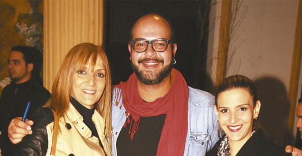 El escritor al lado de su madre, Carol Nállar de Valverde, y de su hermana, Daniela Valverde