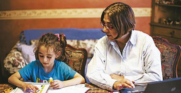 Su pequeña nieta la ha rejuvenecido Hace poco menos de seis años que Kiara, su nieta, vive con Amalia. Para ella es lo más hermoso que le pudo pasar en estos últimos años. Con la niña ha vuelto a disfrutar de la maternidad.