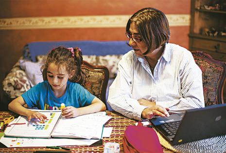 Su pequeña nieta la ha rejuvenecido Hace poco menos de seis años que Kiara, su nieta, vive con Amalia. Para ella es lo más hermoso que le pudo pasar en estos últimos años. Con la niña ha vuelto a disfrutar de la maternidad.