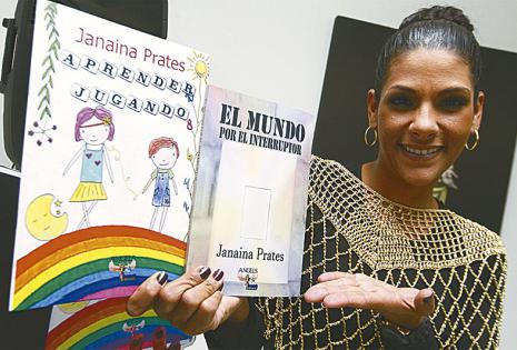 NOVEL. La actriz Janaina Prates presentó dos libros en la FIL 2016