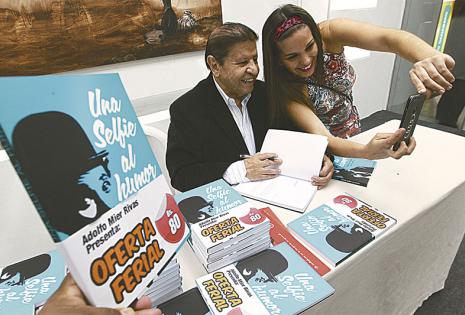 HUMOR. Una lectora de Adolfo Mier se toma una selfie con el autor