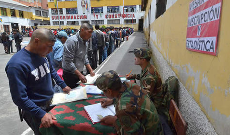 Jóvenes se registran para realizar el Servicio Militar. Foto: Ministerio de Defensa