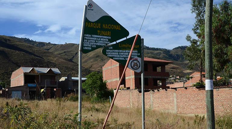 Algunas viviendas construidas sobre la cota 2.750 del Parque Nacional Tunari, pese a los letreros de advertencia que señalan que el lugar es un área protegida. | José Rocha