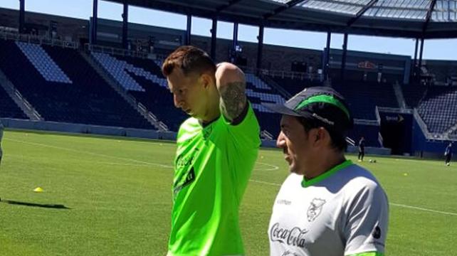 Martín con el Kinesiólogo de la selección boliviana, Rudy Romero. Foto: Prensa FBF %image_alt%