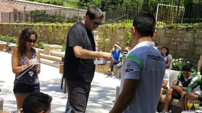 Claure incentivó al plantel de la Verde obsequiándoles celulares a cada uno de ellos. Foto: Prensa FBF %image_alt%