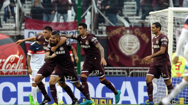 Los jugadores de Lanús festejando uno de los tantos del compromiso. Foto: AFP %image_alt%