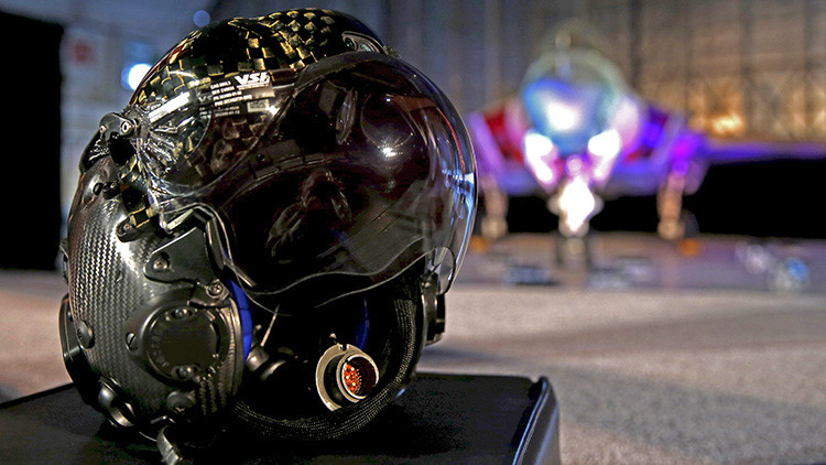 Un casco delante de un avión de combate Lockheed Martin F-35 Lightning II en el Estado de Maryland, EE.UU. el 28 de octubre de 2015.