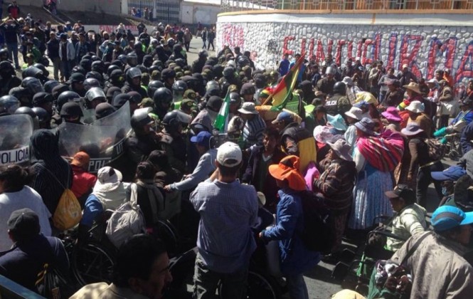 Dos marchas impiden el paso entre las ciudades de La Paz y El Alto Dos marchas impiden el paso entre las ciudades de La Paz y El Alto