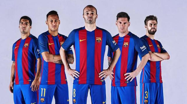 Los jugadores del Barza promocionaron las nuevas poleras. Foto: FC Barcelona %image_alt%