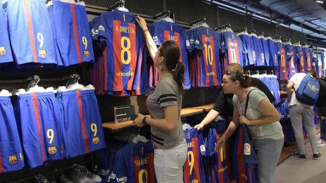 Los hinchas llegaron a observar el nuevo uniforme culé. Foto: Mundodeportivo.com %image_alt%