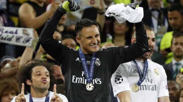 Navas (cen.) celebra el título de campeón de la Champions %image_alt%