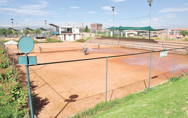 VISTA GENERAL DE LA CANCHA DE TENIS PERTENECIENTE AL CLUB HÍPICO NACIONAL. BENJAMÍN JAMES