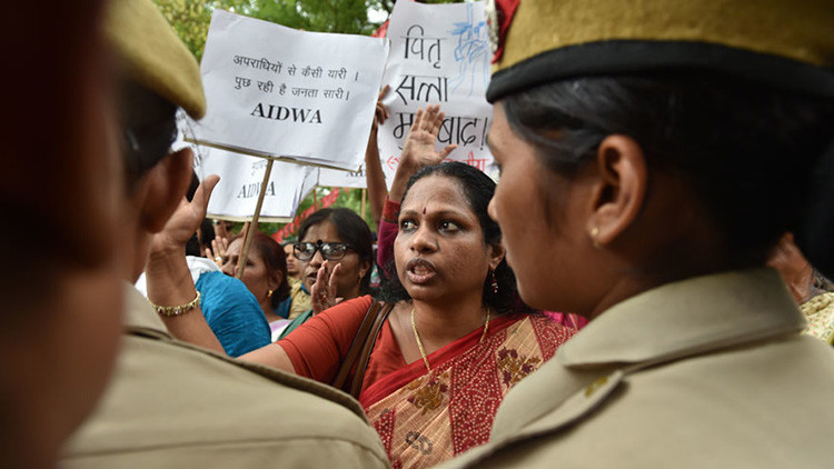 Activistas indias gritan consignas en una protesta en Nueva Delhi, el 4 de mayo de 2016.