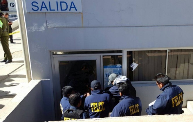 Evacúan al policía que tomó una oficina de la Aduana en el aeropuerto de El Alto