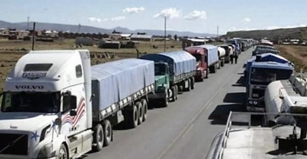 El transporte pesado del país está presionando exigiendo la solución a su demanda mediante bloqueos en Santa Cruz, Chuquisaca, Cochabamba y Tarija