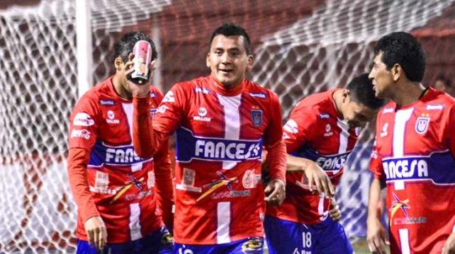 Flores (Centro) destacó en el equipo capitalino. Ahora defenderá los colores de Sport Boys. Foto: Internet %image_alt%
