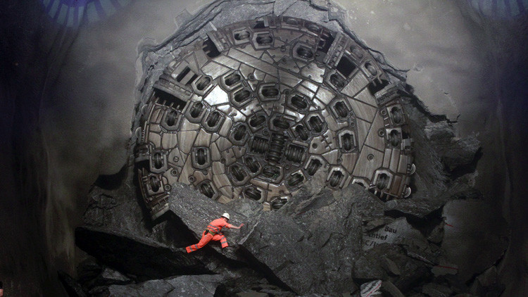 Un minero trepa por una roca durante la construcción del túnel en la sección Sedrun-Faido, 23 de marzo de 2011. 