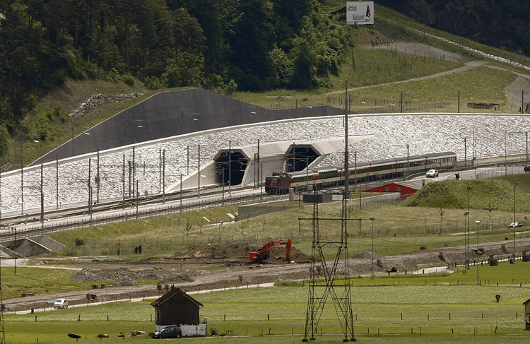 Un tren pasa al lado del túnel doble en Erstfeld (Suiza) el 31 de mayo de 2016.