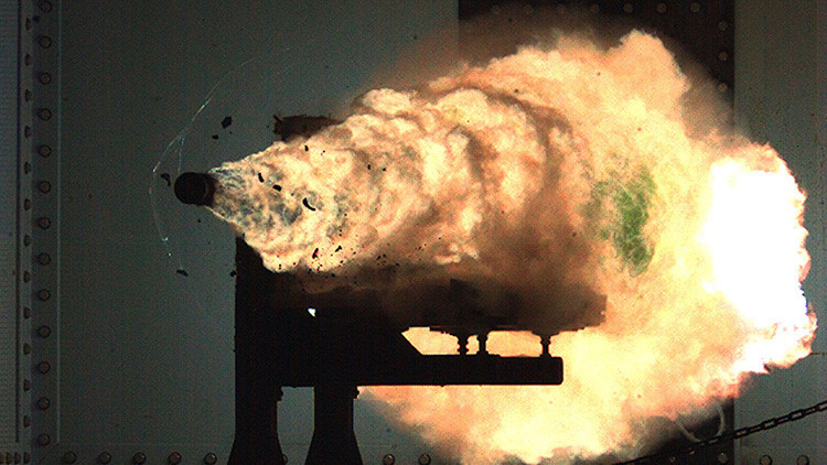 Fotografía sacada por una cámara de vídeo de alta velocidad durante pruebas de un cañón de riel electromagnético en 2008
