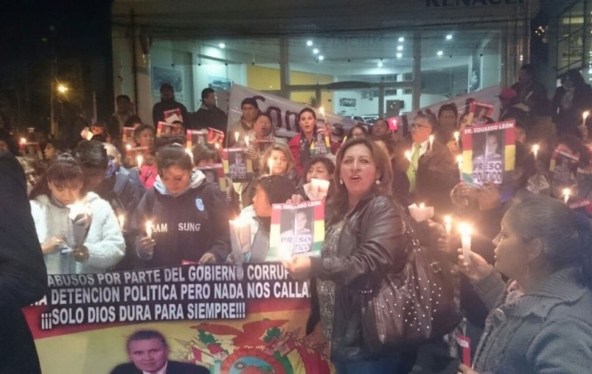 Decenas de personas hacen vigilia en apoyo a León 