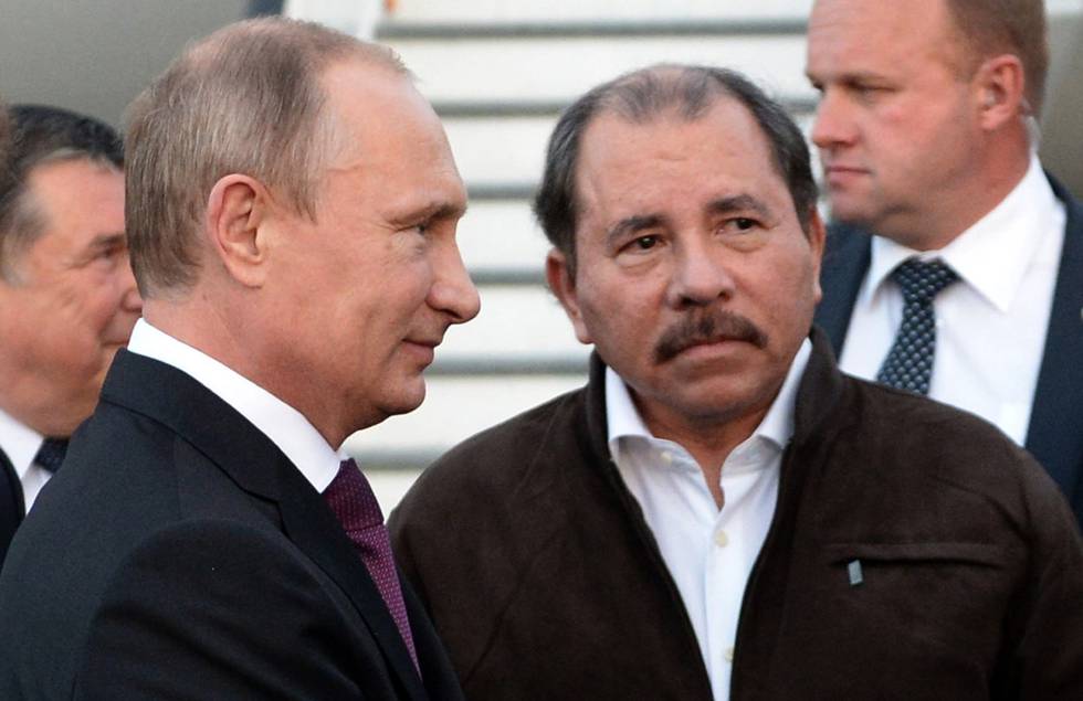Los presidentes de Rusia, Vladimir Putin (izq) y de Nicaragua, Daniel Ortega.