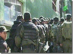 POLICIASrumboacaranaviparadesbloqueo1