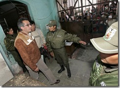 epa01720332 Congress member Gustavo Torrico (L), member of the commission which investigates the presumed plot against Bolivian President Evo Morales by a terrorist band, visits the San Pedro jailhouse in La Paz, Bolivia, 05 May 2009, to talk with detained Bolivian-Croatian Mario Tadic and Hungarian Elot Toazo.  EPA/MARTIN ALIPAZ