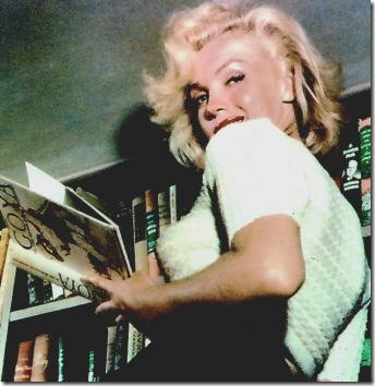 Marilyn_consulta_libro_Goya_1953