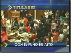 NIÑOSconelpuñoenalto