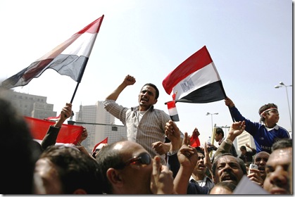 CIR10318054. Protestas. El Cairo, Egipto.-  Ciudadanos egipcios gritan consignas durante una protesta contra el referéndum que busca modificar la Constitución; hoy en la plaza Tahrir en El Cairo, capital de Egipto.
XINHUA-NOTIMEX/FOTO/WISSAM NASSAR/COR/WAR/                 