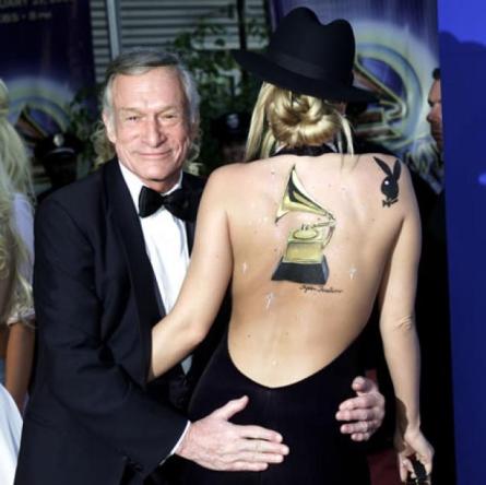 fundador_revista_Playboy_Hugh_Hefner_posa_junto_conejitas_durante_44_edicion_anual